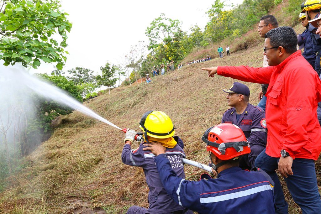 El titular del Minec, Heryck Rangel, presencia una desmotración de refrescamiento del área. (Foto / Harrison Ruiz)