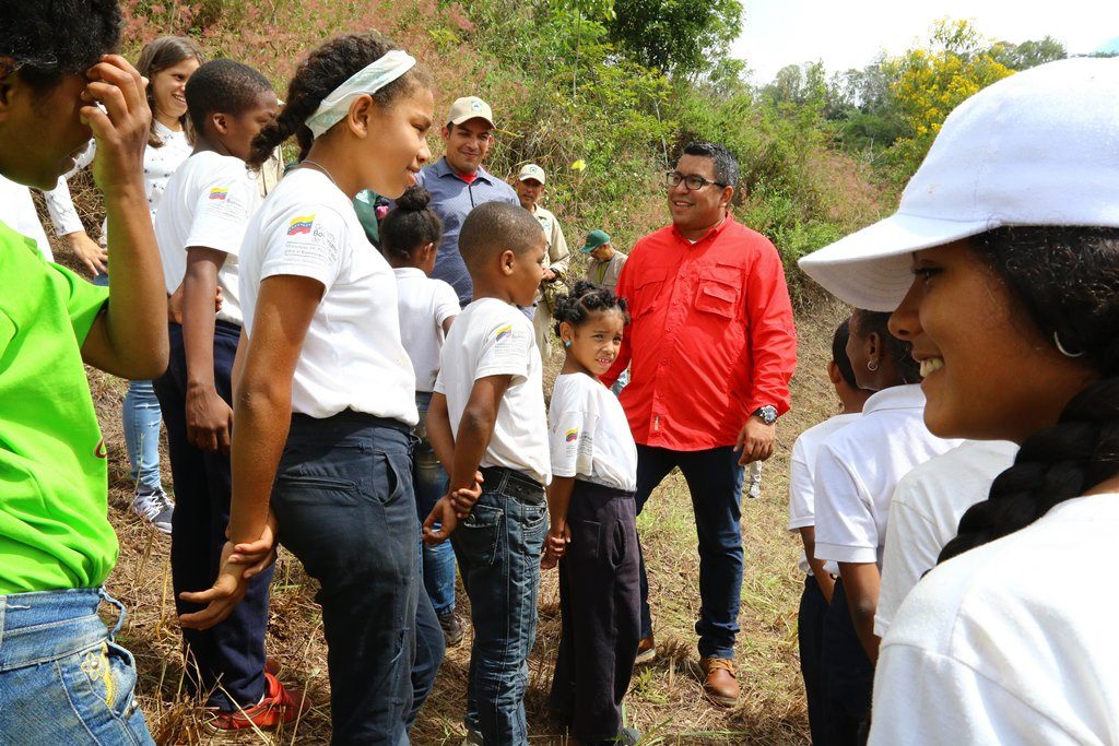 El ministro Heryck Rangel con los Pequeños Guardaparques. (Foto / Harrison Ruiz)