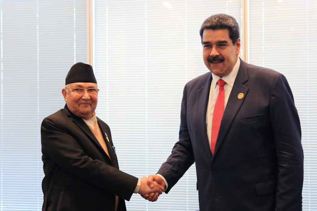 El presidente mnaduro y el mandatario de Nepal, Khadga Prasad Sharma Oli